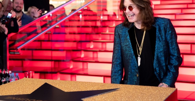 Ozzy Osbourne lachend vor einem Hollywood Stern