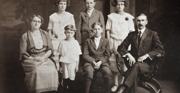 Sepiafarbenes Familienfoto ca. Jahrhundertwende