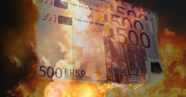 500 Euro Scheine stehen in Flammen