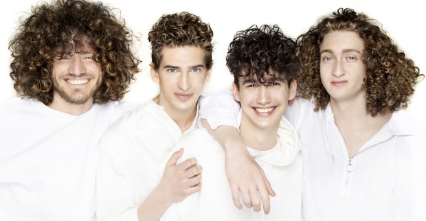 vier junge Männer mit unterschiedlichen Lockenfrisuren