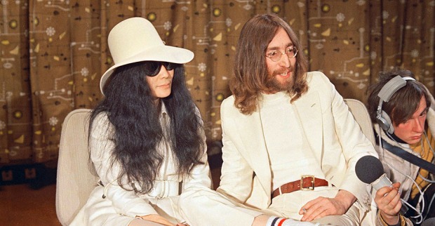 John Lennon und Yoko Ono in den 1970er-Jahren | Credit: AP1969 / AP / picturedesk.com
