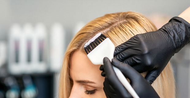 Frau wird beim Friseur blondiert | Credit: iStock.coM/okskukuruza
