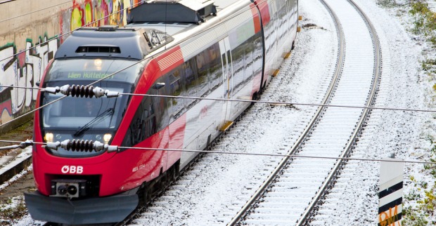 S-Bahn fährt bei Schnee durch Wien | Credit: iStock.com/Meinzahn