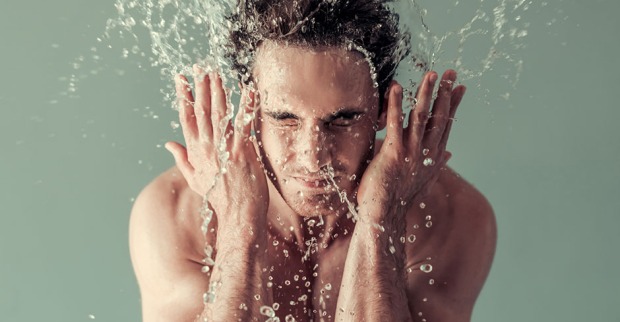 Mann wäscht sich das Gesicht | Credit: iStock.com/GeorgeRudy