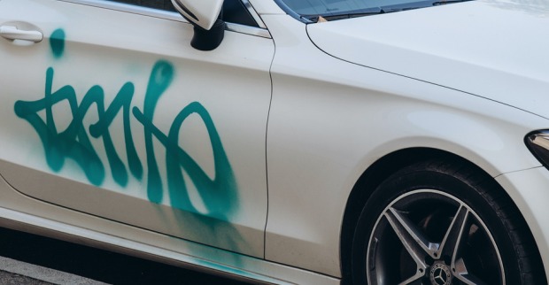 Vandalismus an einem Auto | Credit: iStock.com/maxi-stock