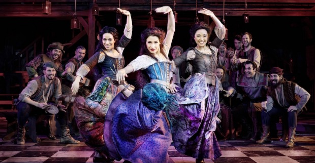 Tänzerinnen auf der Musical-Bühne | Credit: Disney