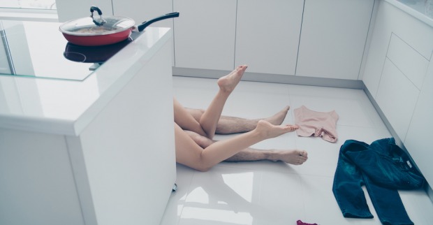 Mann und Frau haben Sex am Küchenboden | Credit: iStock.com/Deagreez