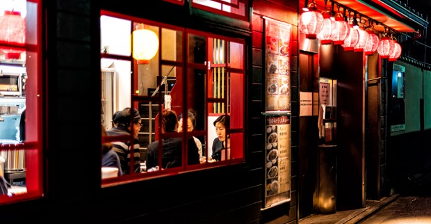 Außenansicht eines japanischen Pubs | Credit: iStock.com/krblokhin