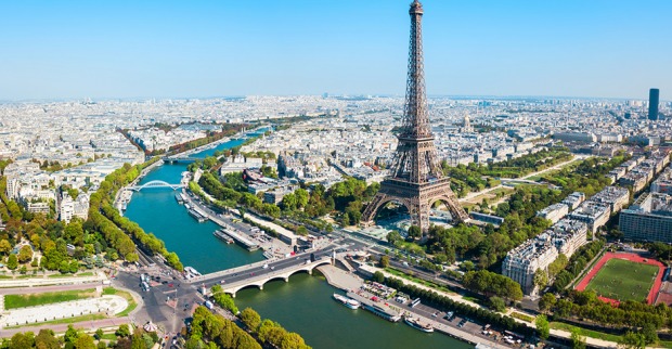 Luftaufnahme von Paris und dem Eiffelturm | Credit: iStock.com/saiko3p