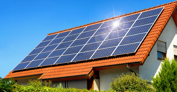 Solardach zur Stromerzeugung | Credit: iStock.com/Smileus