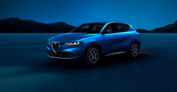 Der Hybrid-SUV Alfa Romeo Tonale in Blau bei Nacht | Credit: Alfa Romeo