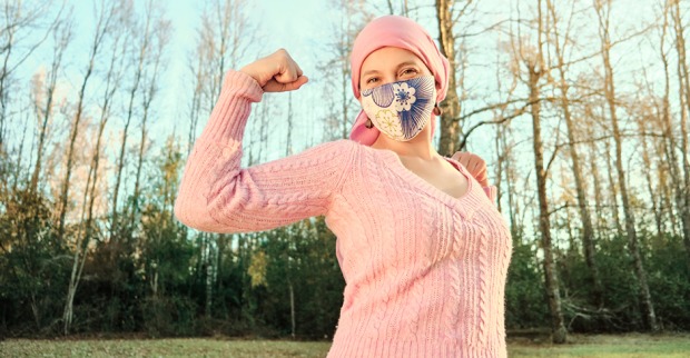 Junge Krebs-Patientin mit Kopftuch und Mund-Nasenschutz sagt ihrer Krankheit den Kampf an | Credit: iStock.com/Jaime Grajales Benjumea
