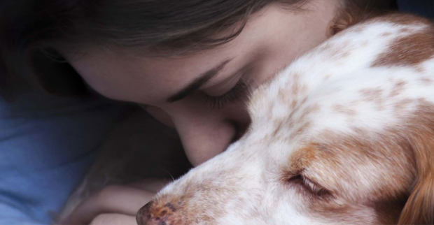 Junge Frau trauert um ihren Hund | Credit: Mobile Tierbestattung Kukla