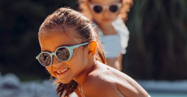 Mädchen mit Kindersonnenbrillen von SooNice Sunnies | Credit: Vision 1