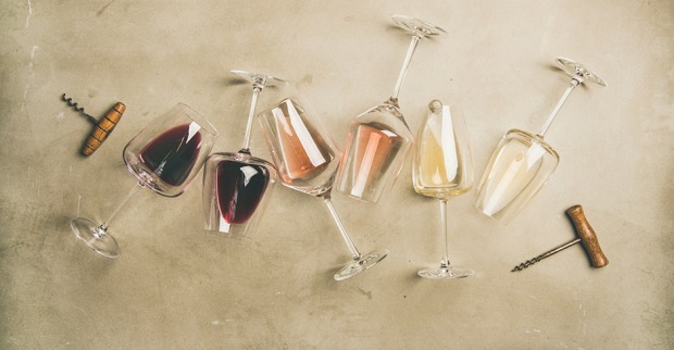 Liegende Gläser mit verschiedenen Weinsorten | Credit: iStock.com/Foxys_forest_manufacture