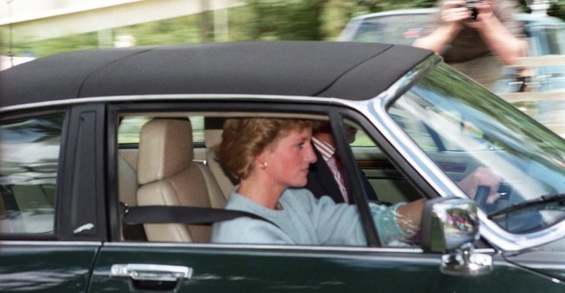 Lady Diana fährt mit ihrem Auto