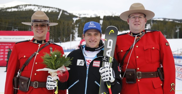 Skifahrer Matthias Mayer und zwei kanadische Mounties bei der Siegerehrung in Lake Louise