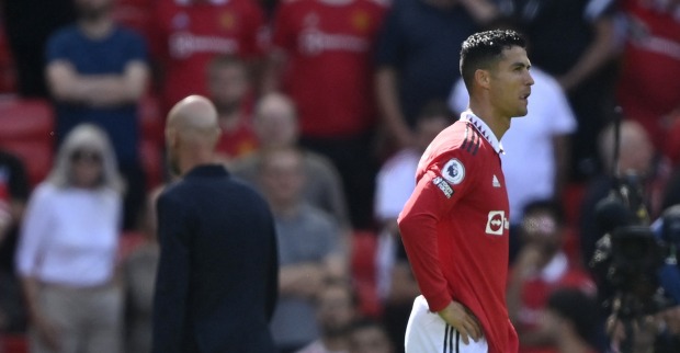 Manchester-Trainer Erik ten Hag wendet Cristiano Ronaldo den Rücken zu
