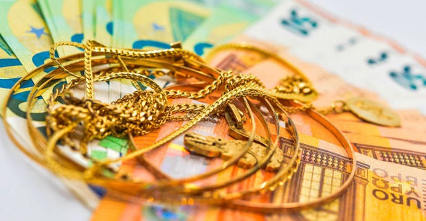 Goldschmuck auf Euro-Barnoten | Credit: Gold & Co/Walter Hell-Höflinger