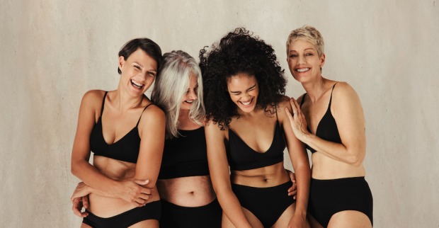 Gruppenbild von vier Frauen mit schwarzer Sportunterwäsche