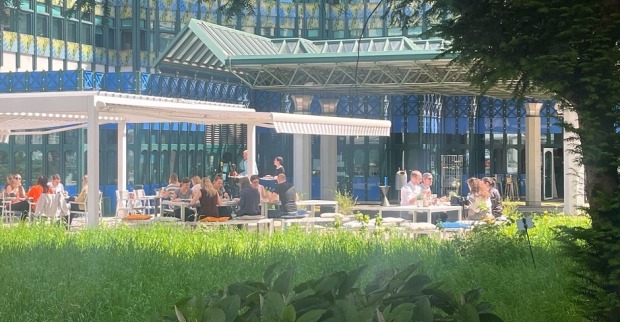 Außenansicht eines Schanigartens vor dem Ministeriumsgebäude am Donaukanal