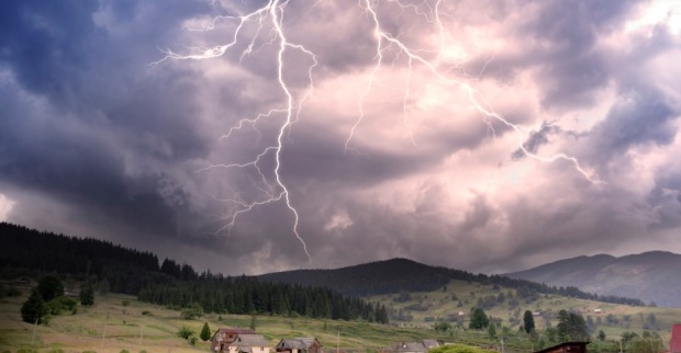 Gewitter mit Blitz über Bergen. | Credit: iStock.com/Roman Mikhailiuk