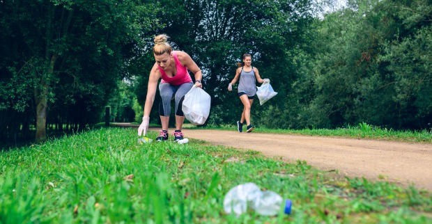 Frauen joggen und sammeln Müll ein | Credit: iStock.com/doble-d