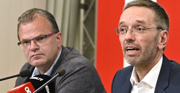 Hans-Jörg Jenewein und Herbert Kickl sitzen bei einer gemeinsamen Pressekonferenz nebeneinander. Vor ihnen Mikrofone.