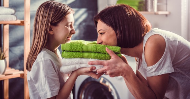Mutter und Tochter riechen an frischen Handtüchern | Credit: iStock.com/Kerkez
