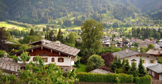 Einfamilienhäuser in Kitzbühel im Sommer | Credit: iStock.com/c_taylor