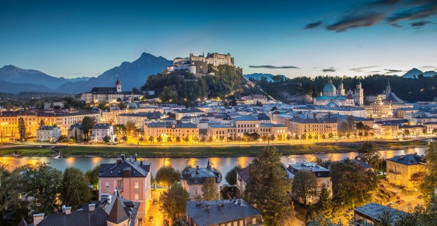 Blick von oben auf das herbstliche Salzburg | Credit: iStock.com/bluejayphoto