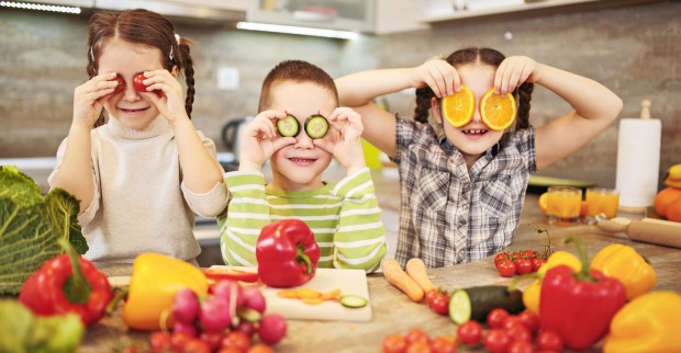 Kinder mit frischem Obst und Gemüse | Credit: iStock.com/skynesher