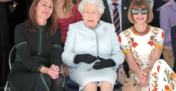 Die Queen bei einer Modenschau