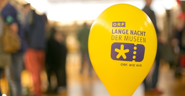 Luftballon in gelber Farbe mit der Aufschrift "Lange Nacht der Museen"