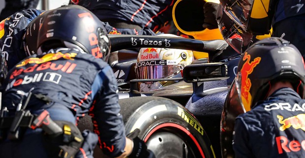 Bei Red Bull wird am Wagen von Max Verstappen geschraubt