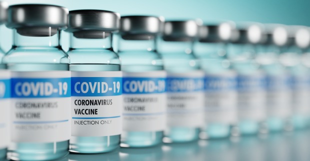 Eine Reihe von Impfdosen gegen Corona