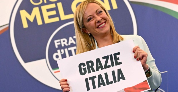 Parteichefin Meloni mit einem Schild "Grazie Italia"