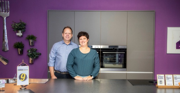 Michael Schemiger und Daniela Aichinger stehen vor einer Küche | Credit: Die Netzwerkkapitäne