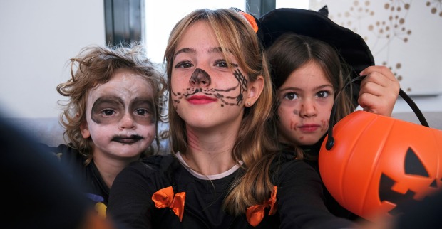 Kleine Mädchen in Halloween-Kostümen | Credit: iStock.com/Roberto Jimenez