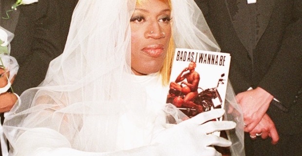 Dennis Rodman in einem Brautkleid bei einer Buchpräsentation.