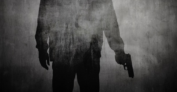 Schatten einer Person mit Pistole | Credit: iStock.com/ofc pictures