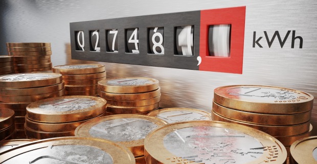Gestapelte Euo-Münzen vor einem Stromzähler | Credit: iStock.com/vchal