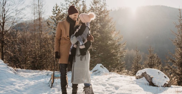 Junges verliebtes Paar beim Winterspaziergang | Credit: Selina Flasch Photography