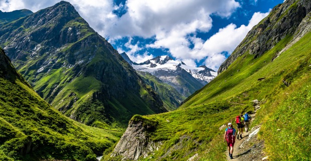 Wanderer-Gruppe unterwegs in den Tiroler Bergen | Credit: iStock.com/grafxart8888
