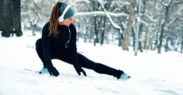 Junge Athletin beim Winter-Workout im Schnee | Credit: iStock.com/microgen