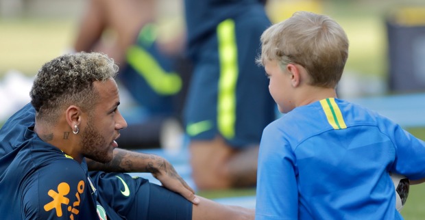 Neymar und sein Sohn Davi beim Training. | Credit: Andre Penner / AP / picturedesk.com