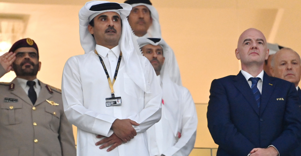 Mehrere Regierungsvertreter Katars und Gianni Infantino auf der Ehrentribüne eines Fußballstadions