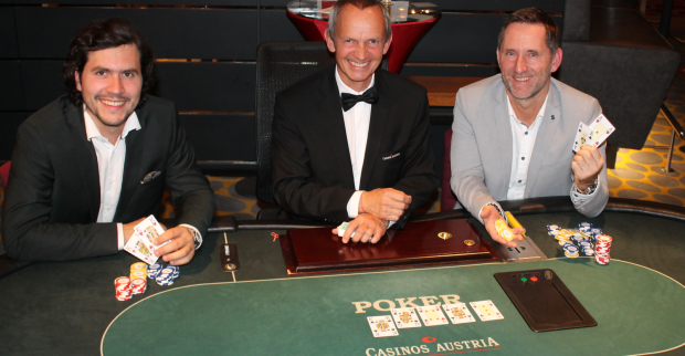 Weekend Kärnten-Geschäftsführer Daniel Klier sitzt mit Thomas Wiegele und einem Croupier an einem Pokertisch