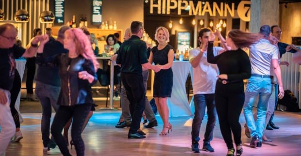 Viele Menschen tanzen gemeinsam | Credit: Tanzschule Hippmann GmbH