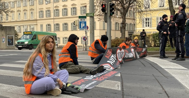Klimaaktivisten kleben am Grazer Opernring
